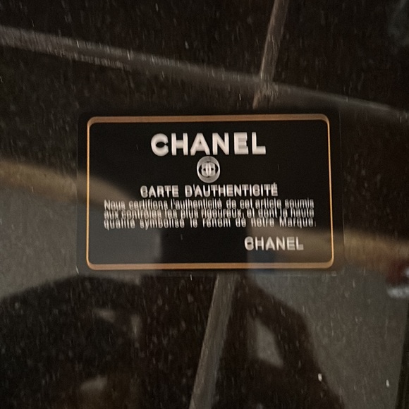 It’s a 10-11,000$ bag it’s caramel color and it’s got authentication cards - Picture 4 of 8